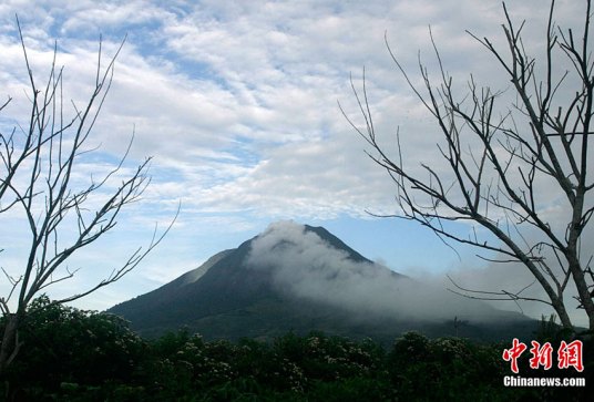 印度尼西亚锡纳朋火山爆发