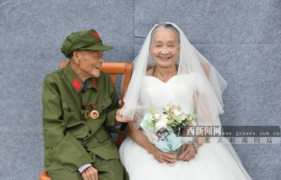 迟来的76年婚纱照，是否为92岁老兵圆梦了？