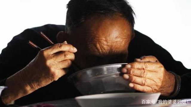 三个儿子去世留下60多万债务，8旬老人拾荒还债6年，现状如何？