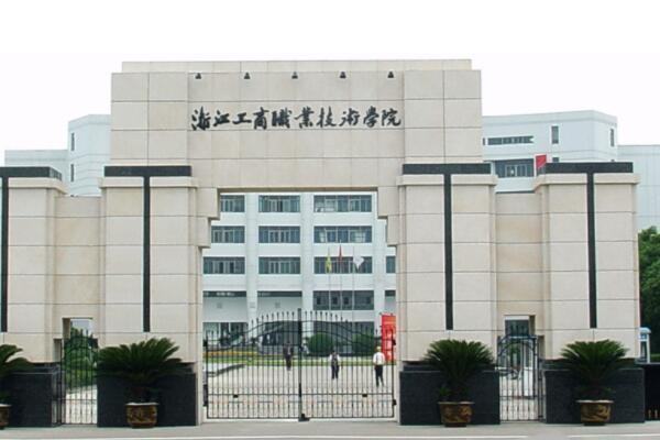 高考300多分上什么大学