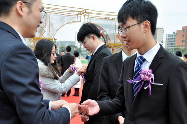 孩子的十八岁成人礼爸妈送什么礼物好