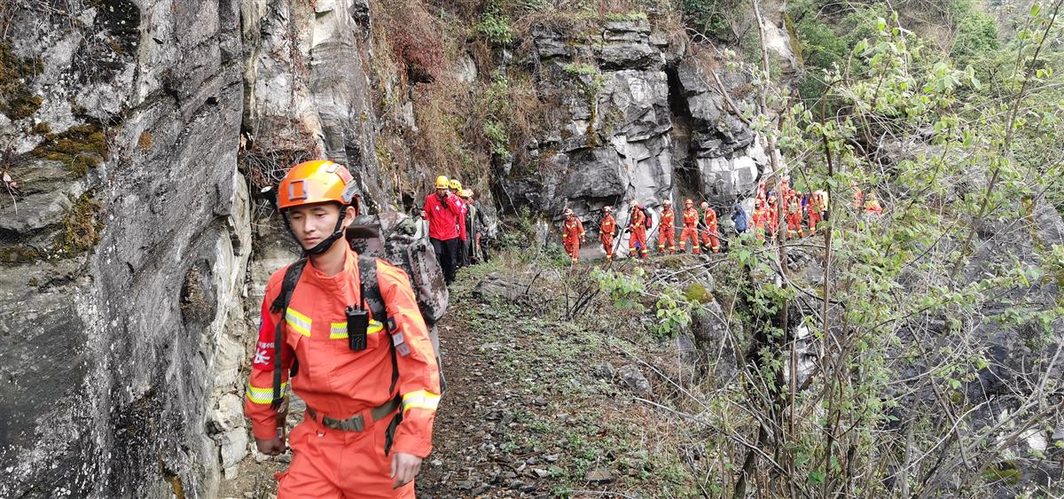 被困苍山13人只差一两公里就到坠机地，他们被什么困住了？