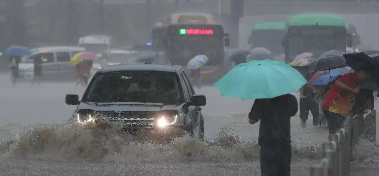 河北一男子在暴雨中入睡，醒来发现积水几乎和床齐平，你有过类似经历吗？