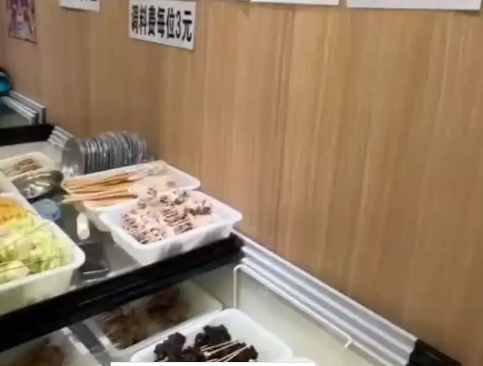 东北一串店禁玩手机每人低消10串，这种行为是否侵犯了消费者的权益？