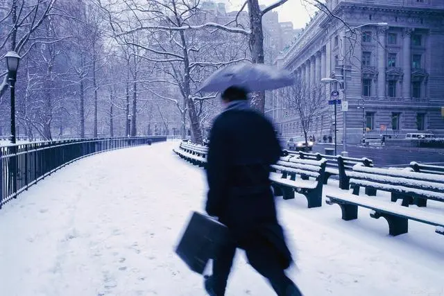 辽宁多地大雪纷飞，积雪深处没过脚踝，如何应对极端天气？