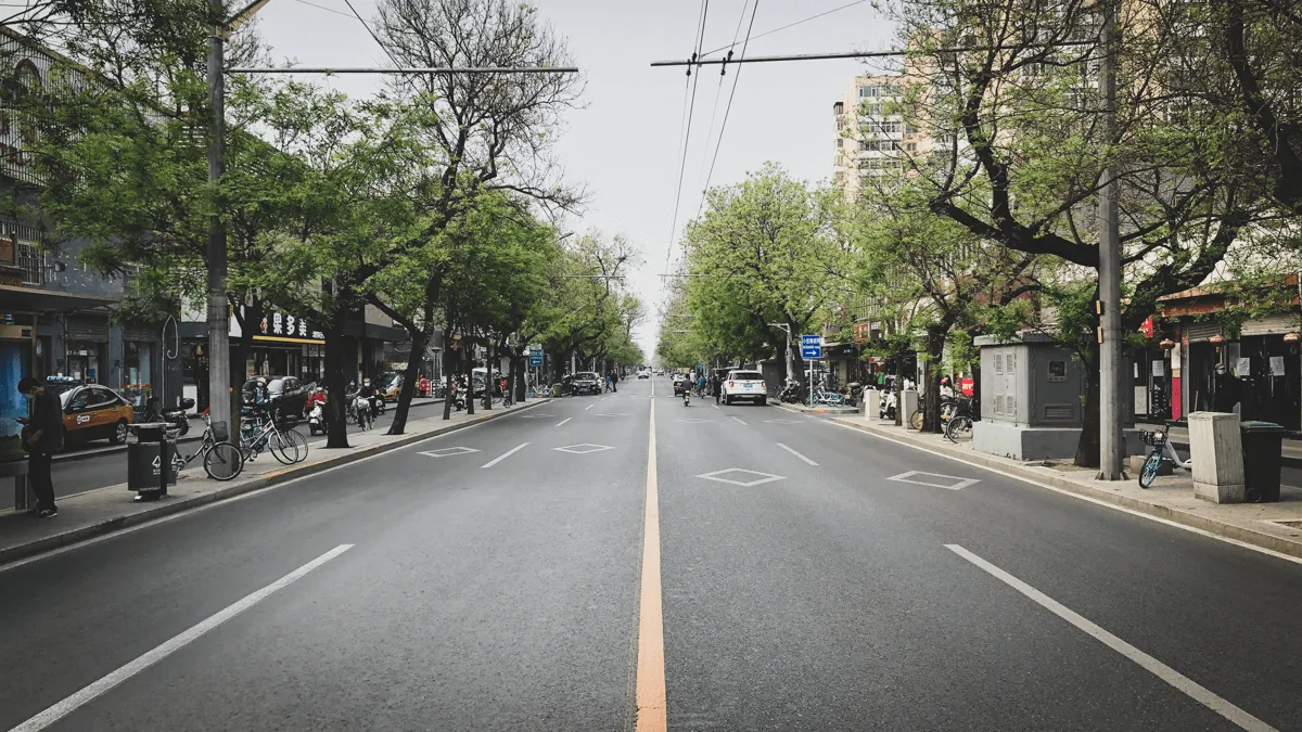 三亚现状：车流稀少，街上白马奔跑，这座美丽的城市发生了怎样的变化？