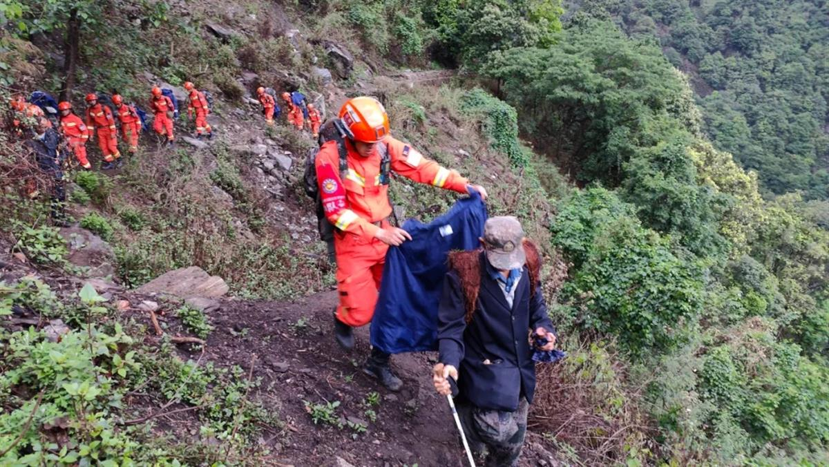 被困苍山13人只差一两公里就到坠机地，他们被什么困住了？