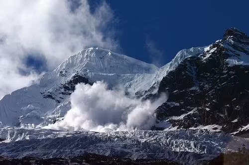 世界第八高峰大雪崩，25人恐被埋，导致雪崩的原因是什么？