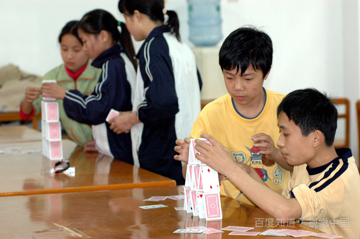 学生在教室打扑克怎么处理？