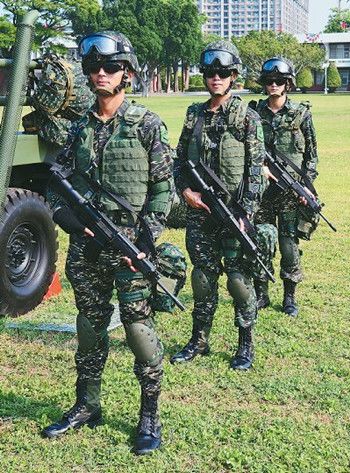 哈尔滨武警借用店家厕所后拖地进行感谢，从武警的举动中体现出了什么？