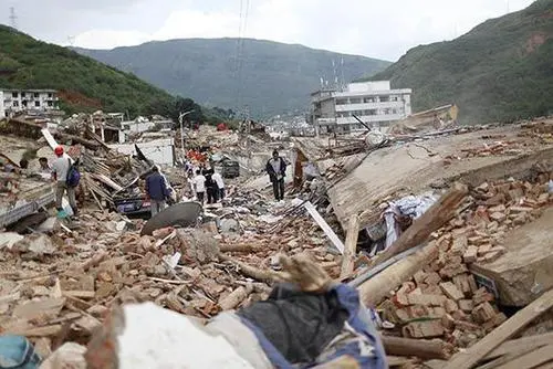 视频监控还原丽江市宁蒗县地震瞬间，此次地震造成了多大的伤亡情况？