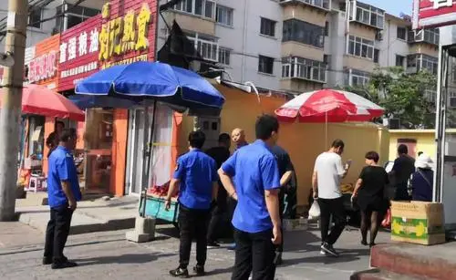 城管局回应郑州3人当街打商贩，既然并非单位城管，他们为什么如此猖狂呢？