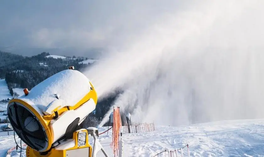 《假爸爸》剧组遗留人造雪惹怒了商户，剧组的行为给商户造成了哪些损失呢？