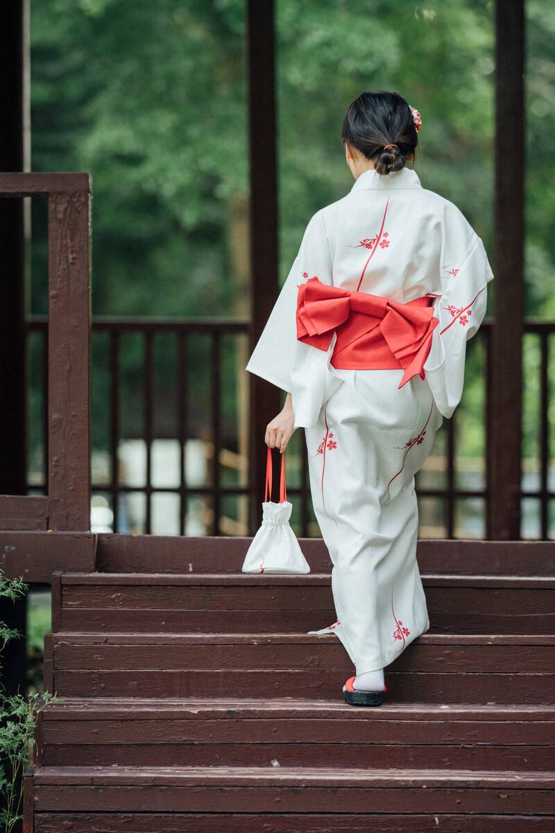 警方已归还和服女孩衣服鞋袜，此事引发了怎样的连锁反应？