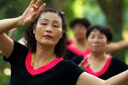 重庆广场舞大妈跟轮滑小朋友抢场地，踢倒轮滑路障，她们为何敢如此豪横？