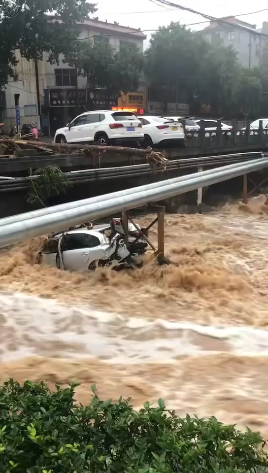 洪灾已造成郑州市区12人死亡，强降水天气为何持续这么久？