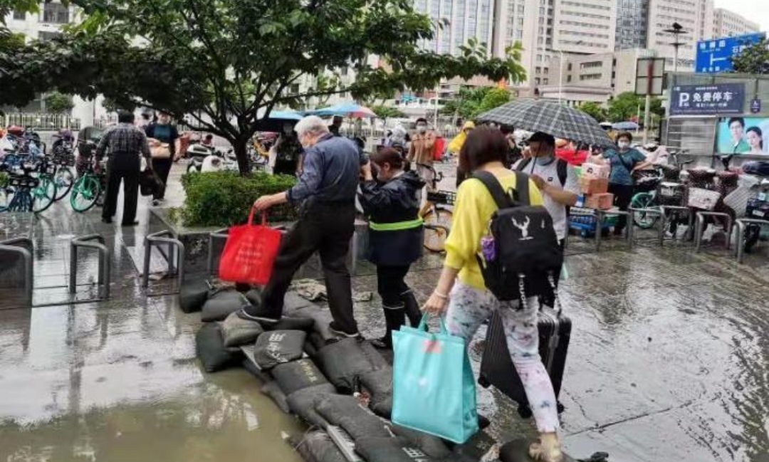 暴雨来了!武汉白天秒变“黑夜”，在这种天气情况下该注意些什么？