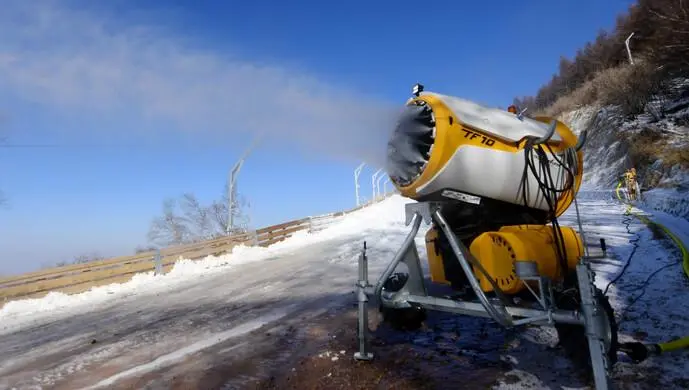 《假爸爸》剧组遗留人造雪惹怒了商户，剧组的行为给商户造成了哪些损失呢？