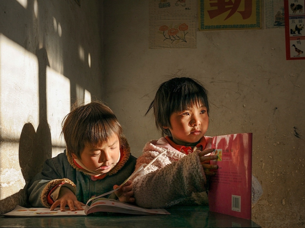 襄阳留守女童失踪，离异独居村民翻墙逃跑，两件事有联系吗？