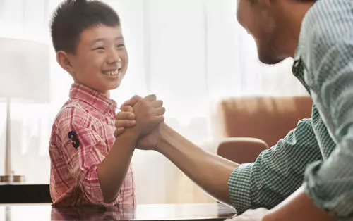 男孩被妈妈发现偷玩具后被带到派出所自首，民警是怎样对其教育的？