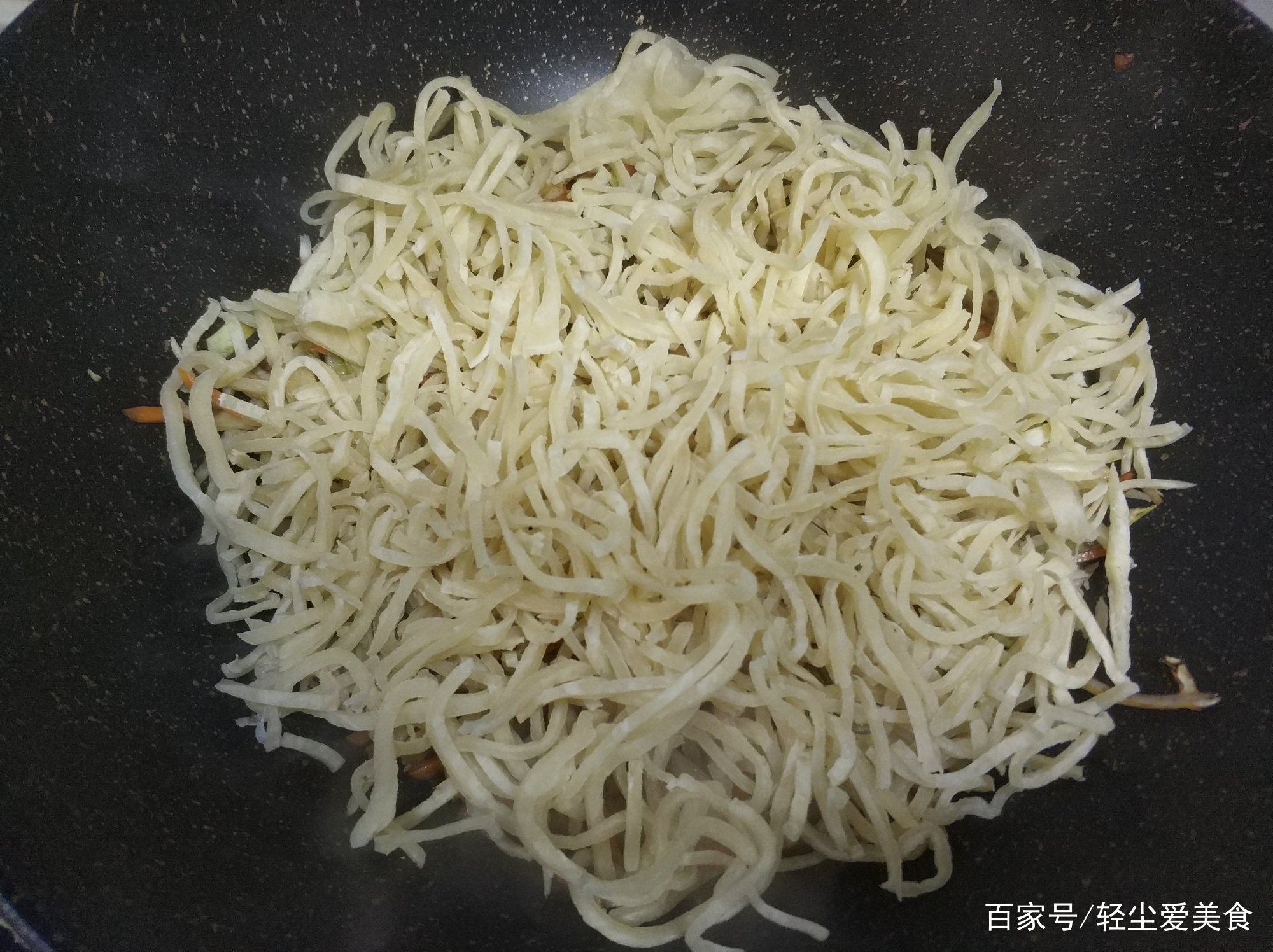 圆白菜炒饼丝的家常做法？