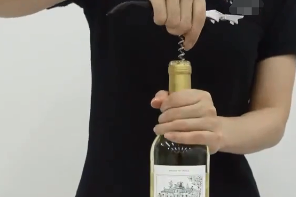 开酒器怎么打开酒塞子？