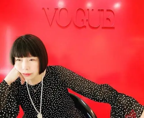 《VOGUE》杂志创刊于什么时候？