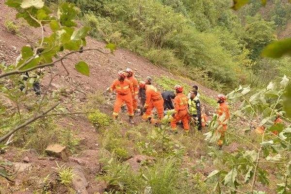 两名游客在河南嵩山坠崖，为何游客明知雨天路滑还要坚持爬山？