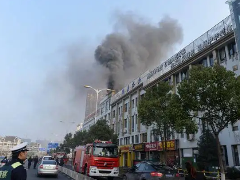 杭州一建材市场发生火灾，致5人受伤，火灾中致人死亡的主要原因是什么？