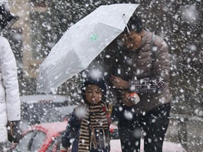 乌克兰基辅的一场大雪让汽车遭深埋，降雪量大小和什么因素有关？