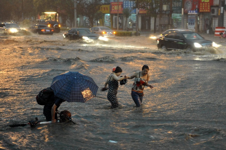 暴雨突袭湖北柳林，一家5口家中遇难，暴雨来袭该如何避难？