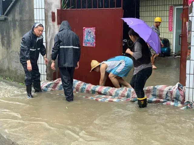 彭州突发山洪，黑衣男子逆行救人，当时的情况有多危急？