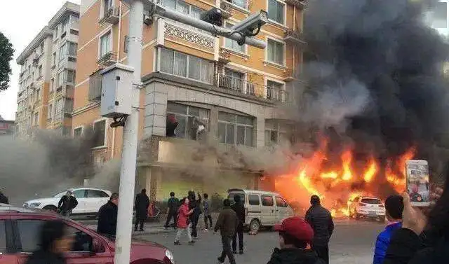 杭州一建材市场发生火灾，致5人受伤，火灾中致人死亡的主要原因是什么？