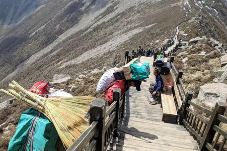 宝鸡一景区数百游客寒风中滞留山顶，恶劣天气给旅游业带来了哪些影响？