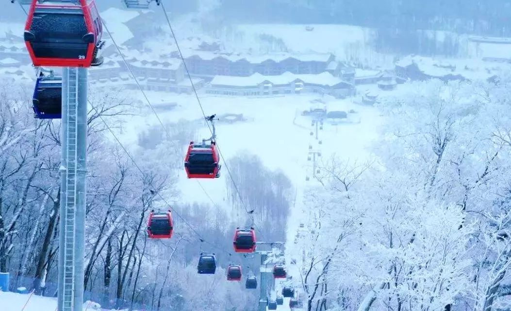 宝鸡一景区数百游客寒风中滞留山顶，恶劣天气给旅游业带来了哪些影响？